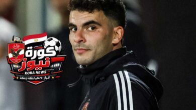 اختبار طبي يحسم موقف تريزيجيه وزيزو من مواجهة زد.. والأولوية لموقعة الترجي استقر الجهاز الفني للفريق الأول لكرة القدم بالنادي الأهلي على الملامح الأولية لموقف الثنائي محمود حسن تريزيجيه وأحمد مصطفى زيزو، قبل المواجهة المرتقبة أمام زد، ضمن منافسات الجولة العشرين من بطولة الدوري المصري الممتاز. ### اختبار حاسم لتحديد الجاهزية يخضع اللاعبان لاختبار طبي حاسم غدًا الخميس، من أجل الوقوف على حالتهما البدنية بشكل دقيق، وتحديد مدى إمكانية الدفع بهما في المباراة التي تقام على استاد القاهرة الدولي. ويأتي ذلك في إطار سياسة الجهاز الفني بقيادة ييس توروب، الذي يرفض التعجل في عودة أي لاعب قبل التأكد من اكتمال جاهزيته. ### تحفظ فني قبل موقعة إفريقيا يميل الجهاز الفني إلى توخي الحذر، خاصة في ظل ارتباط الفريق بمواجهة قوية أمام الترجي التونسي في ذهاب ربع نهائي دوري أبطال إفريقيا، والتي تمثل أولوية قصوى خلال المرحلة الحالية. ويخشى الجهاز الفني من تعرض أي من اللاعبين لانتكاسة جديدة قد تبعدهما لفترة أطول، ما قد يؤثر على حسابات الفريق في المنافسات القارية. ### تفاصيل الإصابات وبرنامج التأهيل وكان زيزو قد تعرض لإصابة بشد في العضلة الخلفية من الدرجة الثانية خلال مواجهة البنك الأهلي، فيما عانى تريزيجيه من إصابة مشابهة في أسفل العضلة الخلفية خلال لقاء شبيبة القبائل بدوري الأبطال. ومنذ ذلك الحين، يخضع الثنائي لبرنامج تأهيلي مكثف تحت إشراف الجهاز الطبي، بهدف تجهيزهما للعودة التدريجية إلى التدريبات الجماعية والمباريات الرسمية. ### قرار نهائي خلال ساعات من المنتظر أن يحسم الجهاز الفني موقف الثنائي عقب ظهور نتائج الاختبار الطبي، سواء بالمشاركة أمام زد أو تأجيل عودتهما لحين مواجهة الترجي في رادس، والمقرر إقامتها منتصف مارس المقبل. ### ضغط المباريات يزيد التحديات يأمل الأهلي في استعادة جهود لاعبيه المصابين في أقرب وقت ممكن، في ظل ضغط جدول المباريات محليًا وقاريًا، وسعي الفريق لمواصلة المنافسة بقوة على لقبي الدوري ودوري أبطال إفريقيا. خلاصة قرار مشاركة تريزيجيه وزيزو لن يُحسم إلا وفقًا للتقرير الطبي النهائي، مع أفضلية واضحة لعدم المخاطرة، حفاظًا على جاهزيتهما لموقعة الترجي الحاسمة.